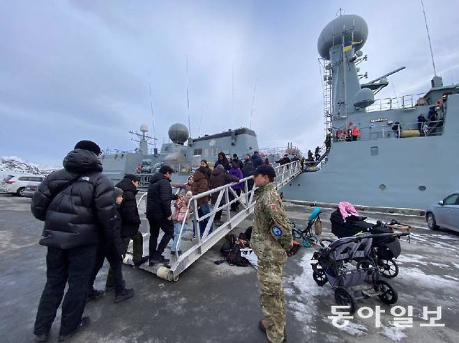 24일(현지시간) 그린란드 누크항에 정박한 덴마크 해군 호위함 HDMS 베데렌호 함정 공개 행사에 참석하는 주민들이 함정에 탑승하는 모습.유근형 특파원 noel@donga.com