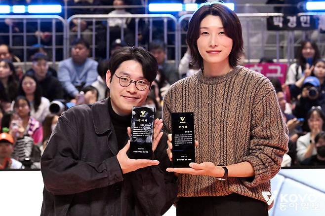 25일 강원 춘천에서 열린 2025~2026시즌 프로배구 V리그 올스타전에서 감사패를 받은 김연경(오른쪽). 한국배구연맹(KOVO) 제공