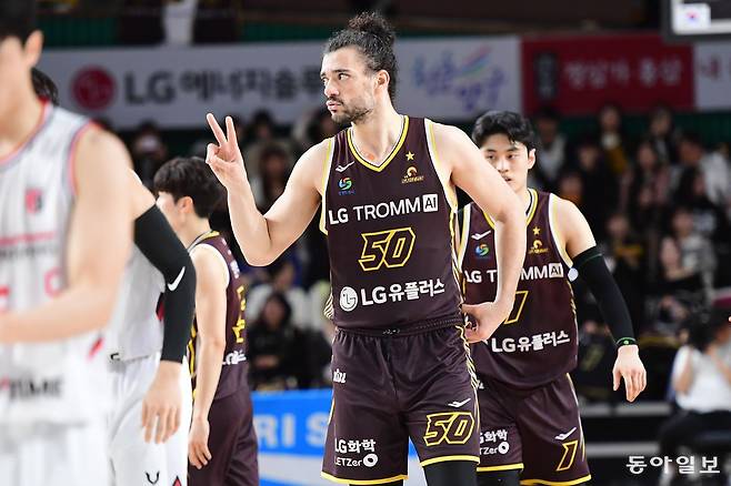 아셈 마레이가 25일 열린 정관장전에서 트리플 더블(15점 12리바운드 9도움)에 가까운 활약으로 팀의  승리를 이끌었다. 사진은 이날 정관장전에서 뛰고 있는 마레이 모습.