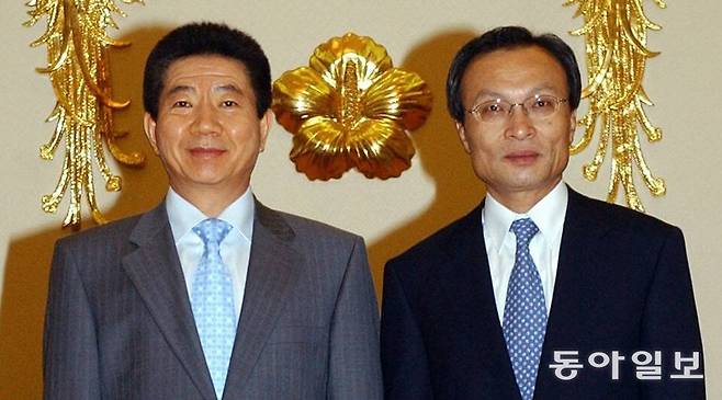 노무현대통령이 30일 오전 청와대에서 신임 이해찬국무총리에게 임명장을 수여한 뒤 기념촬영하고 있다. 박경모 기자 momo@donga.com