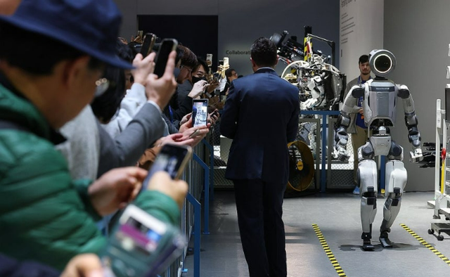 미국 네바다주 라스베이거스 컨벤션센터(LVCC) 현대자동차 부스에서 관람객들이 로봇 아틀라스의 부품 시연을 지켜보고 있다. 연합뉴스
