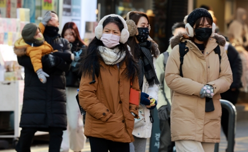 ‘이 추위 언제쯤 끝나려나’…한파 속 주말 즐기는 시민들. [연합뉴스]
