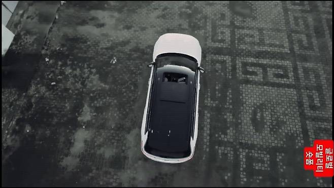 지프 그랜드 체로키를 피사체로 DJI Neo 2 드론이 촬영 중이다. 사진=육동윤 글로벌이코노믹 기자