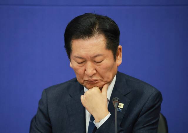 정청래 더불어민주당 대표가 1월 23일 충북 진천 국가대표선수촌에서 열린 현장 최고위원회의에서 심각한 표정으로 다른 사람의 발언을 듣고 있다. 연합뉴스