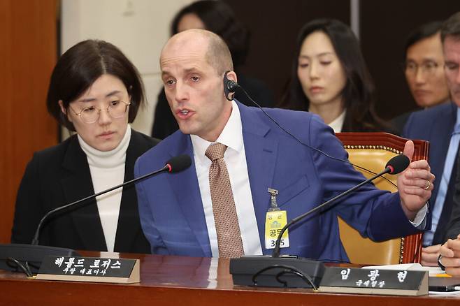 해롤드 로저스 쿠팡 임시대표가 지난달 31일 국회 과학기술정보방송통신위원회에서 열린 쿠팡 침해사고 및 개인정보 유출, 불공정 거래, 노동환경 실태 파악과 재발 방지 대책 마련을 위한 청문회에서 전날 답변 태도에 대해 지적하며 사과를 요구하자 항변하고 있다. 연합뉴스