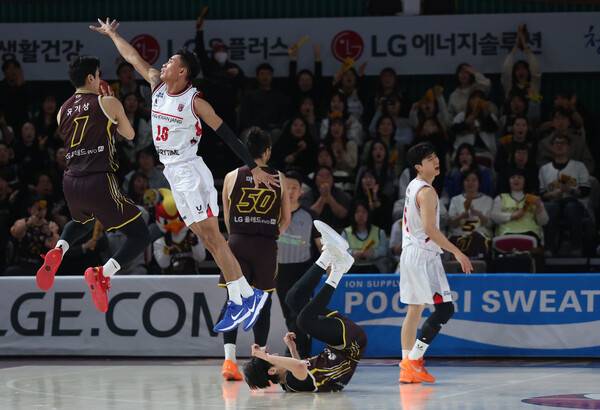 창원 엘지의 유기상(왼쪽)이 25일 열린 프로농구 경기에서 안양 정관장 선수의 방해를 뚫고 슛을 시도하고 있다. 연합뉴스