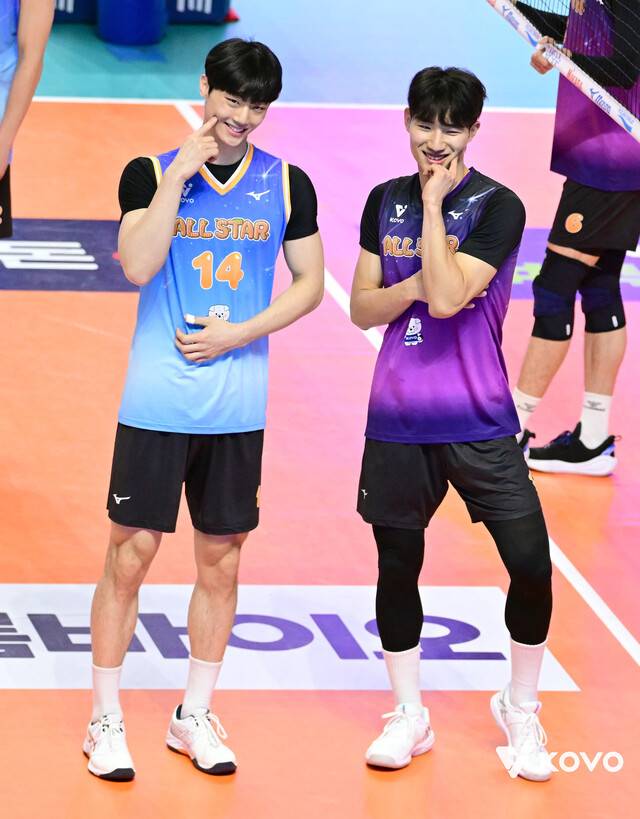 이우진(왼쪽)·김우진(이상 삼성화재)이 25일 열린 2025∼2026 V리그 올스타전에서 챌린지 댄스에 참여하고 있다. 한국배구연맹 제공