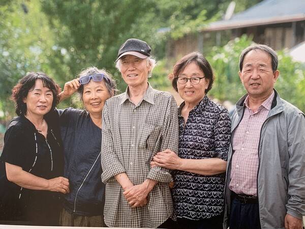 고인(가운데)이 아내(왼쪽 두번째)가 활동한 방송통신대 문학동아리 풀밭동인 회원들과 사진을 찍고 있다.