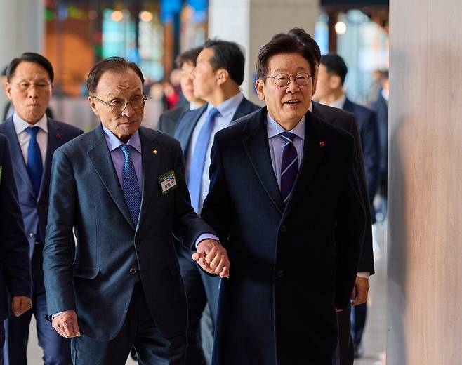 이재명 대통령과 이해찬 민주평화통일자문회의 수석부의장이 지난해 12월2일 경기 고양시 킨텍스에서 열린 제22기 민주평화통일자문회의 출범식에서 손잡고 이동하고 있다. 청와대사진기자단