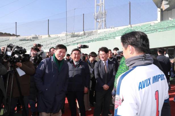 지난 13일 울산 웨일즈 트라이아웃 현장을 방문한 허구연(왼쪽) KBO 총재. 울산시 제공