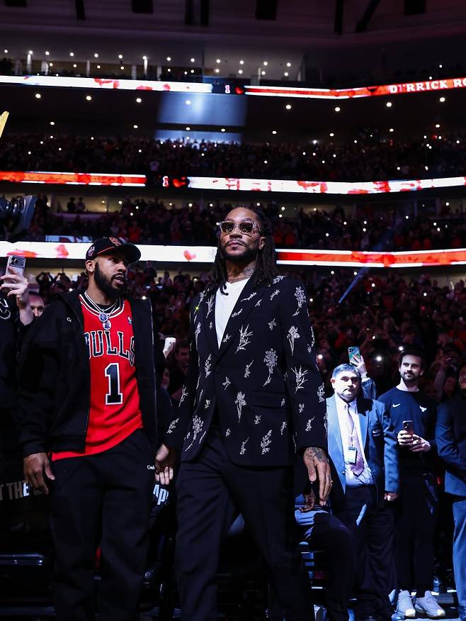 25일 유나이티드 센터에서 열린 영구결번 행사에 참석한 로즈(가운데). 사진=시카고 SNS