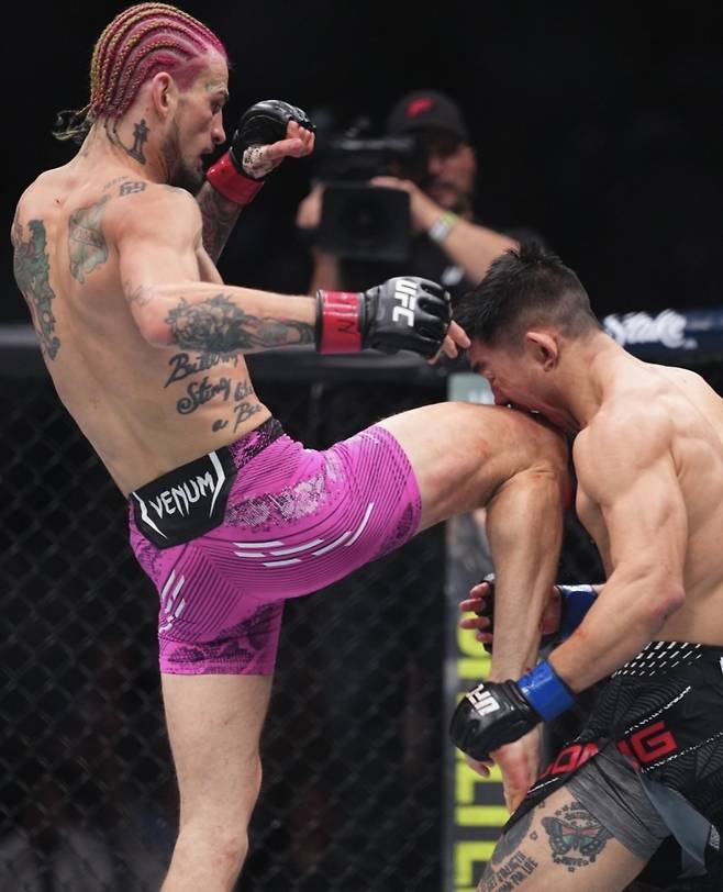 션 오말리(왼쪽)가 송야동에게 니킥을 넣는 모습. 사진=UFC