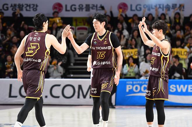 LG 정인덕(왼쪽부터) 장민국, 양준석이 25일 창원체육관에서 열린 정관장과의 2025~26 LG전자 프로농구 홈 경기 중 환호하고 있다. 사진=KBL