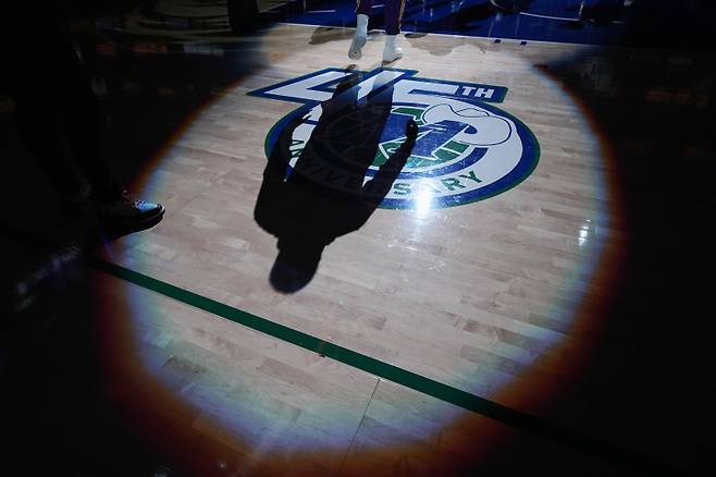 <yonhap photo-3451=""> 25일(한국시간) 미국 텍사스주 아메리칸 에어라인스 센터에서 잡힌 루카 돈치치의 그림자. [AP=연합뉴스]</yonhap>