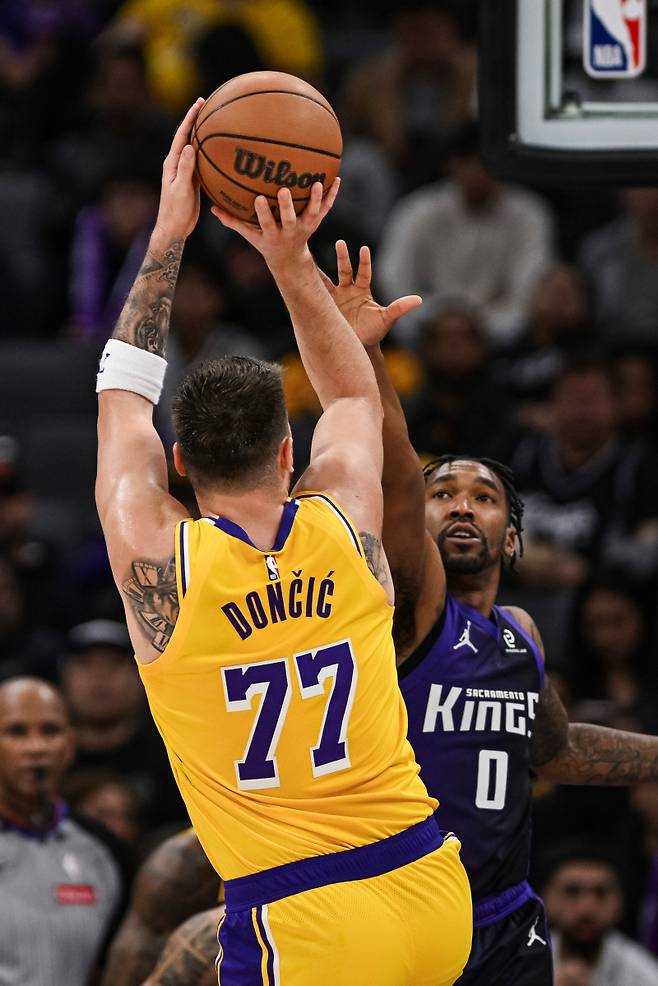 <yonhap photo-3568=""> Los Angeles Lakers guard Luka Doncic (77) shoots over Sacramento Kings guard Malik Monk (0) during the second half of an NBA basketball game, Monday, Jan. 12, 2026, in Sacramento, Calif. (AP Photo/Justine Willard)/2026-01-13 15:03:40/ <저작권자 ⓒ 1980~2026 ㈜연합뉴스. 무단 전재 재배포 금지, AI 학습 및 활용 금지></yonhap>