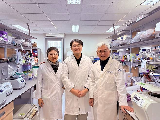 왼쪽부터 강주경 KAIST 생명공학과 교수, 설태준 박사과정 학생, 임대식 교수