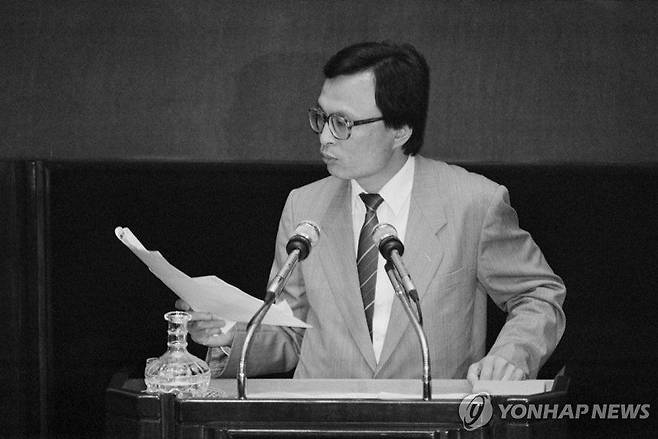고인이 1990년 6월 당시 지낸 평화민주당 의원 시절 국회 본회의에서 대정부 질의를 펼치는 모습. 연합뉴스