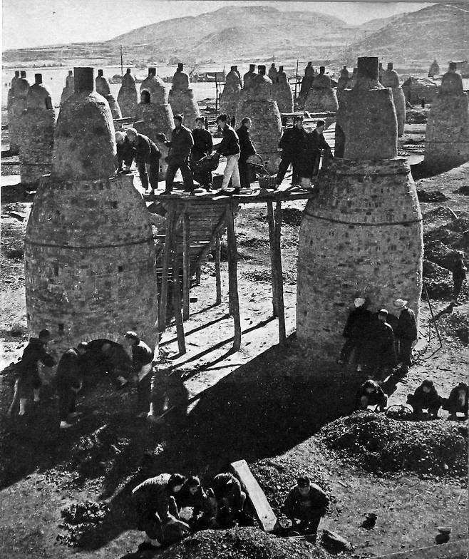 인민공사라는 이름의 집단농장에 설치된 재래식 용광로. [사진 성민엽]