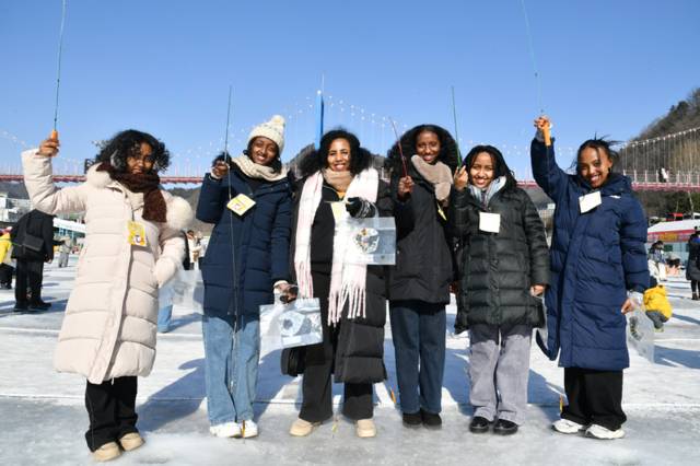 ▲ 1월 마지막 휴일인 25일 화천산천어축제장을 찾은 외국인 관광객들이 전용낚시터에서 산천어 얼음낚시를 즐기고 있다.