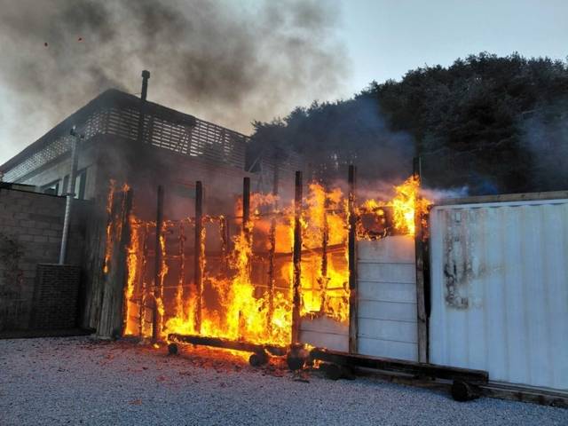 ▲ 25일 오전 7시 50분쯤 강릉시 구정면의 한 펜션 컨테이너에서 불이 나 외벽 10㎡와 가재도구가 불에 탔다. 강원소방본부 제공