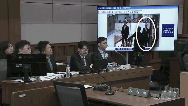 한덕수 전 총리가 계엄 당일 오후 9시 10분쯤, 대통령 집무실에서 계엄 문건을 받아 나오는 모습이 대통령실 CCTV에 담겼다. 내란 특검 측은 공판 과정에서 해당 CCTV를 공개했다. (화면 제공 : 서울중앙지법)