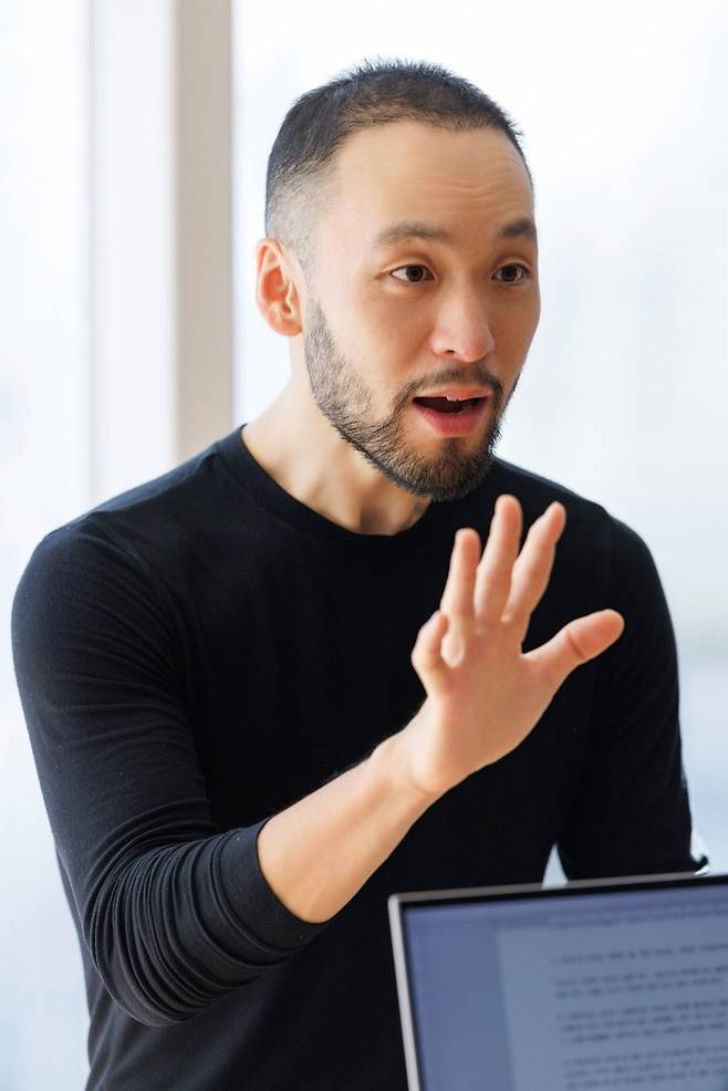 오페라에 대한 자신의 생각을 설명하는 지휘자 정민 / 사진 제공. 강릉시립교향악단.