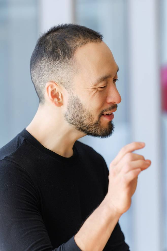 한국경제신문과의 인터뷰에서 자신의 생각을 설명하는 강릉시향 지휘자 정민 / 사진 제공. 강릉시립교향악단.