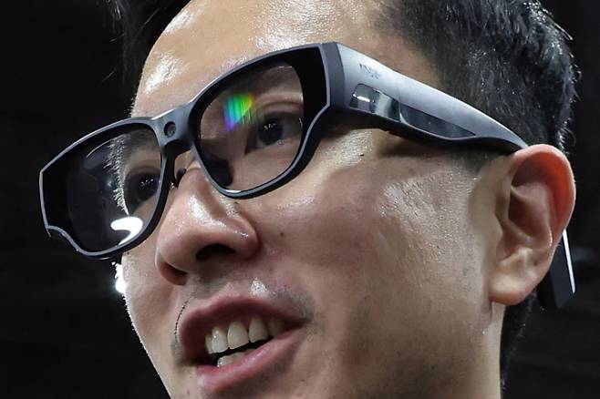 세계 최대 IT(정보기술)·가전 전시회 'CES 2026' 개막을 이틀 앞둔 4일(현지시간) 미국 네바다주 라스베이거스 만달레이베이 호텔에서 열린 'CES 2026 언베일드'에서 관람객들이 중국 기업의 스마트안경을 체험하고 있다. / 사진=뉴스1