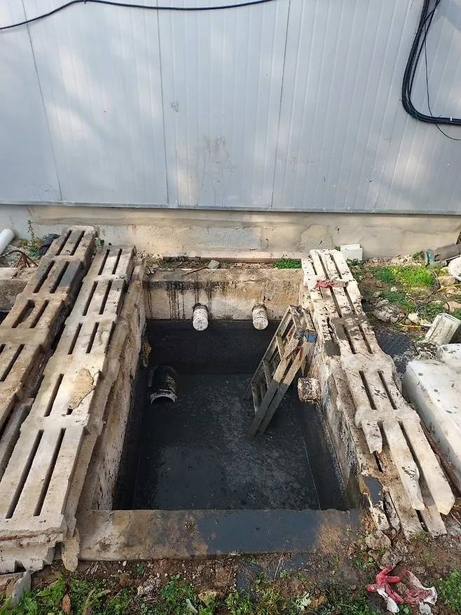 2024년 12월 전북 완주군의 한 돼지농장 분뇨처리장에서 작업하던 노동자 2명이 황화수소에 질식해 사망했다. 사고가 일어난 분뇨처리장 사진. 전북소방본부 제공