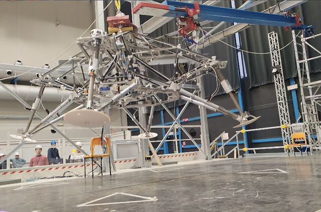 이탈리아의 한 실험시설에서 낙하 실험 중인 착륙 장치. 같은 형태의 장비에 유럽우주국(ESA) 화성 무인 탐사차량 ‘로잘린드 프랭클린’이 실릴 예정이다. ESA 제공