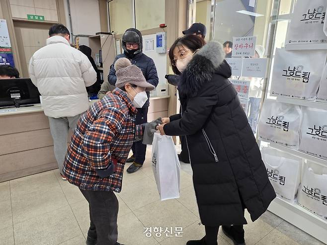 충북 청주시 상당구 서문동 청주시푸드마켓에서 22일 오전 차상위계층 A할머니가  ‘그냥드림’ 꾸러미를 받고 있다.이삭 기자.