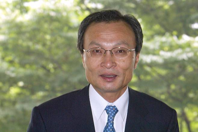 국무총리를 지낸 이해찬 민주평화통일자문회의 수석부의장이 25일 베트남에서 치료 중 별세했다고 민주평통이 밝혔다. 향년 73세. 사진은 2004년 6월 30일 세종로 정부서울청사에 신임 총리로 첫 등청하는 이해찬 전 총리. 연합뉴스