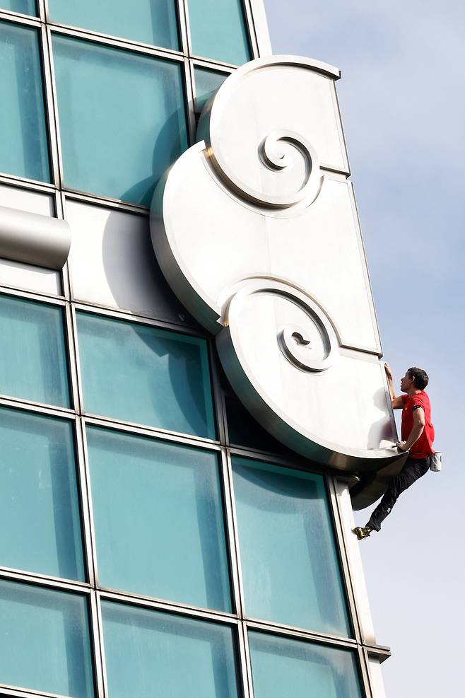 Climber Alex Honnold free soloing Taipei 101 Skyscraper in Taipei, Taiwan, January 25, 2026 REUTERS/Ann Wang     TPX IMAGES OF THE DAY<저작권자(c) 연합뉴스, 무단 전재-재배포, AI 학습 및 활용 금지>