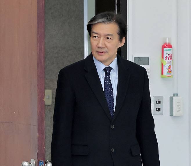 \'당내 합당 논의\' 의원총회 참석하는 조국 대표. 연합뉴스