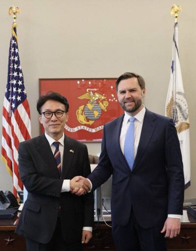 김 총리, 밴스 미 부통령과 회담 김민석 국무총리가 23일(현지시간) 미국 워싱턴 백악관에서 J D 밴스 미국 부통령과 면담에 앞서 기념 촬영을 하고 있다. 국무총리실 제공