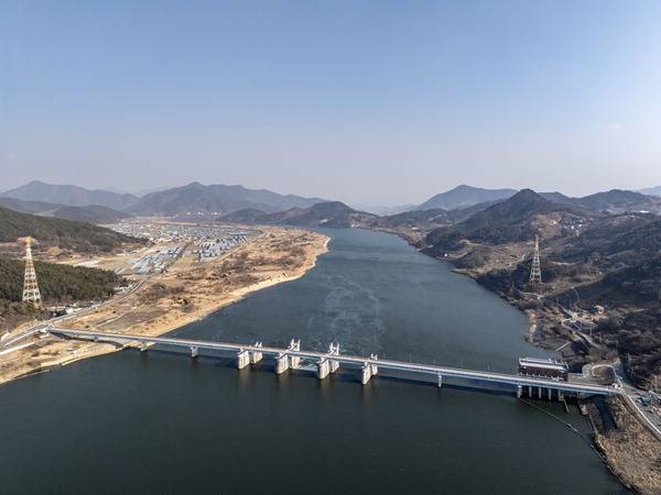 25일 드론으로 찍은 경남 함안군 칠북면 창녕함안보 일대 전경. 부산시는 이곳 주변에서 확보한 강변여과수를 수돗물로 정수할 계획이다.   이원준 기자 windstorm@kookje.co.kr