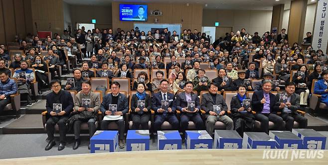 (앞줄 왼쪽부터)성광진 대전교육연구소 소장, 김한수 전 배재대 부총장, 황운하 국회의원, 황정아 국회의원, 김제선 대전 중구청장, 최교진 교육부 장관, 염홍철 전 대전시장, 박정현 더불어민주당 대전시당위원장, 정용래 대전 유성구청장, 김종천 전 대전시의회 의장 등이 24일 김제선 출판 전시회에서 퍼포먼스를 하고 있다. 사진=명정삼 기자