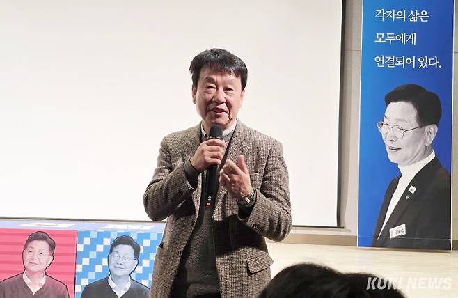 김한수 전 배재대학교 부총장이 24일 김제선 중구청장 출판 전시회에서 축사를 하고 있다. 사진=명정삼 기자