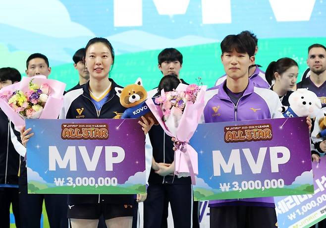 양효진(현대건설)과 김우진(삼성화재)이 25일 강원 춘천호반체육관에서 열린 2025-2026 V리그 올스타전에서 최우수선수(MVP)에 선정된 뒤 기념 사진을 찍고 있다. 연합뉴스