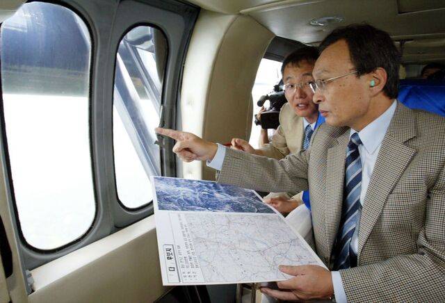 2004년 7월 당시 국무총리인 이 수석부의장이 직접 헬기를 타고 신행정수도 후보지인 충남 공주 일대를 시찰하는 모습. 연합뉴스