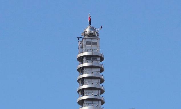 미국인 등반가 알렉스 혼널드가 25일(현지시간) 세계 최고층 빌딩 중 하나인 대만 타이베이 101 꼭대기에 올라선 모습. 연합뉴스