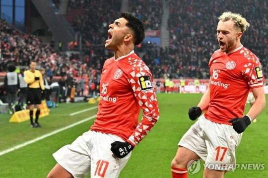 페널티킥 쐐기골 넣고서 기뻐하는 아미리(왼쪽) / 사진=연합뉴스