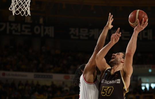 '타마요·양홍석 빠져도 완승' LG, 2위 정관장 76-53 대파...선두 독주