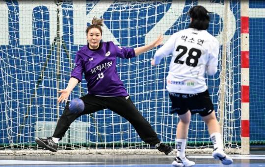 25일 인천시청과 경기에서 상대 슈팅을 막아내는 삼척시청 박새영 골키퍼. 사진[연합뉴스]