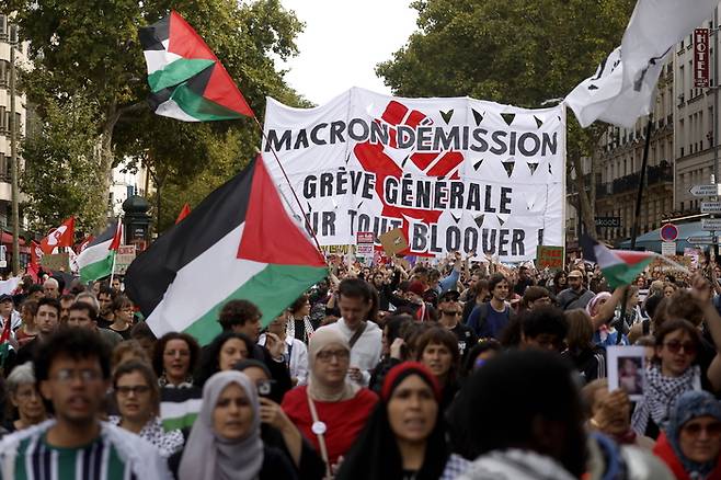 지난해 10월 2일 프랑스 파리에서 전국적 노조 연대 시위 날을 맞아 시위대가 현수막을 들고 행진하고 있다. [EPA 연합뉴스]