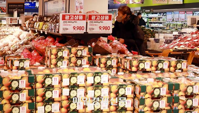 생산자 물가 넉 달째 올라… 金사과·金귤에 농산물 3.4% ↑
서울 용산 이마트
2026.1.20.김재훈기자