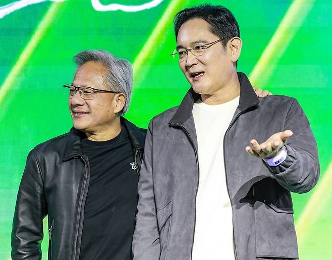 지난해 10월 말 서울 코엑스에서 이재용 삼성전자 회장(왼쪽 사진 오른쪽)이 젠슨 황 엔비디아 최고경영자와 엔비디아 그래픽카드(GPU) ‘지포스’ 출시 25주년 행사에 참석하고 있다. [연합뉴스]