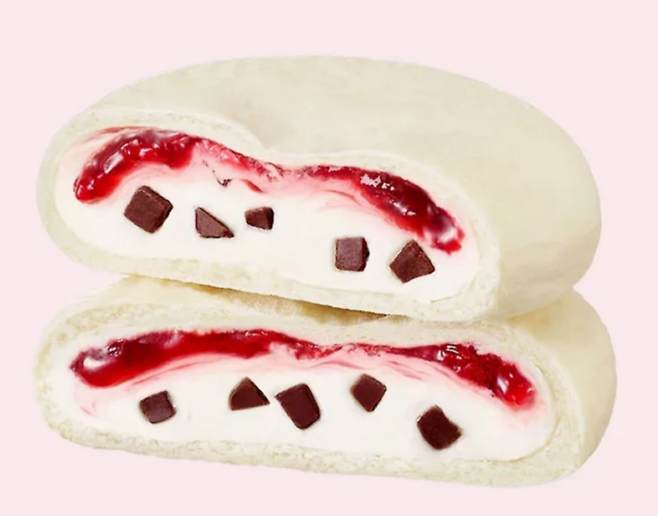 메가MGC커피의 ‘딸기 크림치즈 쫀득빵’