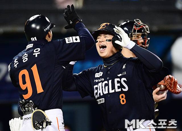 2025년 10월 27일 오후 잠실구장에서 ‘2025 신한 SOL Bank KBO 포스트시즌’ 한화 이글스와 LG 트윈스의 한국시리즈(7전 4선승제) 2차전이 열렸다. 1회초 1사에서 한화 노시환이 문현빈에 이어 백투백홈런을 치고 환호하고 있다. 사진=김영구 기자