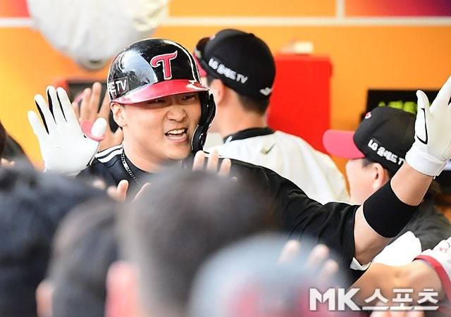 2023년 5월 24일 오후 인천 SSG랜더스필드에서 ‘2023 KBO리그’ LG 트윈스와 SSG 랜더스 경기가 열렸다. LG는 5연승을, SSG는 최근 1패 중이다. 2회초 2사 1루에서 LG 이재원이 SSG 선발 엘리아스를 상대로 추격의 투런홈런을 치고 더그아웃 동료들이 열렬한 환영을 받고 있다. 사진=김영구 기자